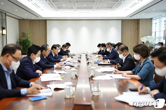 윤석열 대통령이 8일 오전 용산 대통령실에서 제1차 비상경제민생회의를 주재하고 있다. (대통령실 제공) 2022.7.8/뉴스1 © News1 안은나 기자