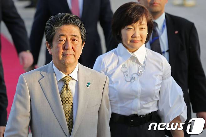 아베 신조 일본 총리와 부인 아키에 여사가 30일(현지시각) 요르단을 공식방문하기 위해 암만의 퀸알리아 국제 공항에 도착하고 있다. © AFP=뉴스1 © News1 우동명 기자