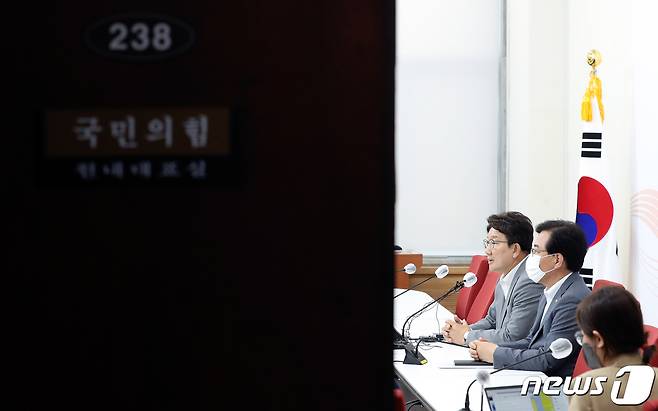 권성동 국민의힘 원내대표가 8일 오후 서울 여의도 국회 원내대표실에서 최고위원들과 비공개 면담 후 브리핑을 하고 있다. (공동취재) 2022.7.8/뉴스1 © News1 허경 기자