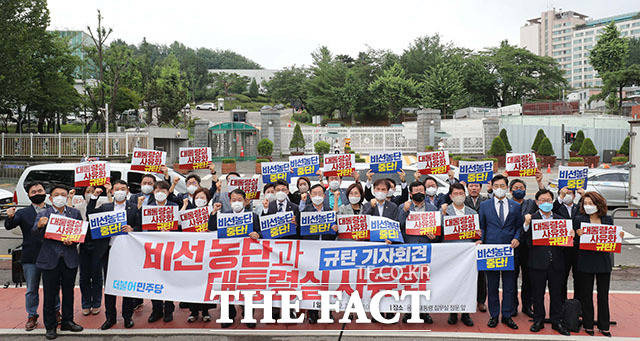 더불어민주당 원내대표단 의원들이 8일 오전 서울 용산구 대통령실 앞에서 '비선 농단과 대통령실 사유화 규탄' 기자회견을 열고 구호를 외치고 있다. /국회사진취재단