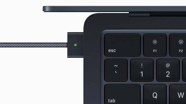 본체 왼쪽에 썬더볼트4(USB-C) 단자 2개 이외에 맥세이프 단자를 추가해 확장성을 개선했다. (사진=애플)