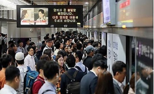 서울지하철 9호선을 이용하기 위한 승객들이 줄을 서서 기다리고 있는 모습. ⓒ연합뉴스