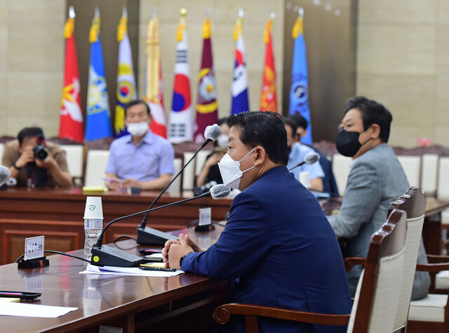 7일 오전 서울 용산구 국방부에서 열린 더불어민주당 서해 공무원 사망사건 티에프 4차 회의에서 김병주 티에프 단장이 발언하고 있다. 국회사진기자단