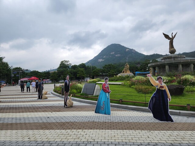 8일 오후 서울 종로구 청와대 앞 분수대에 설치된 이재용 삼성전자 부회장, 박근혜 전 대통령의 등신대. 고병찬 기자