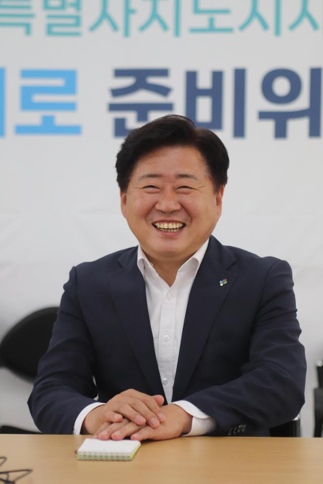 오영훈 제주지사가 지난 1일 한국일보와 가진 취임 인터뷰에서 발언하고 있다. 제주도 제공