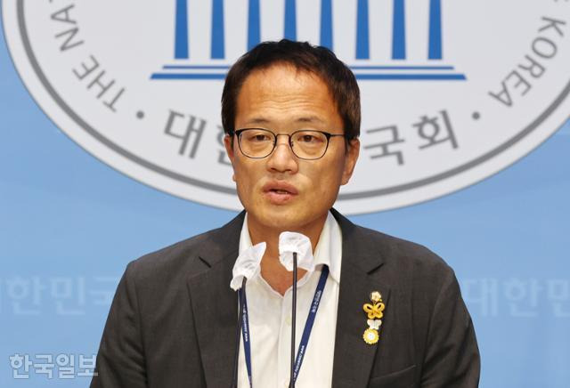 박주민 더불어민주당 의원이 8일 국회에서 기자회견을 열고 8월 당대표 선거 출마를 선언하고 있다. 서재훈 기자