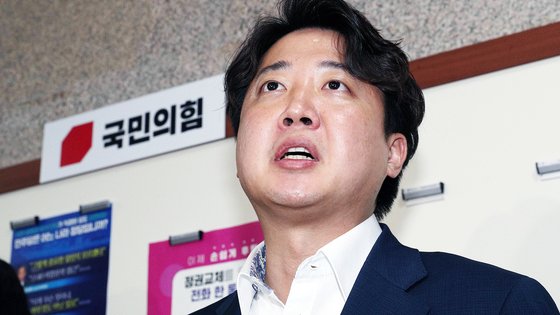 이준석 국민의힘 대표가 8일 오전 서울 여의도 국회 국민의힘 대회의실에서 열린 당 중앙윤리위원회에 출석해 소명을 마친 후 회의실을 나서며 입장을 밝히고 있다. 김상선 기자