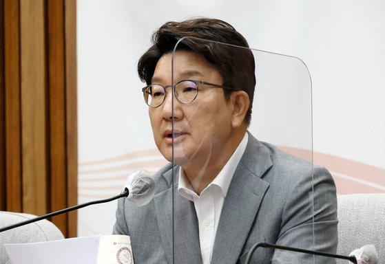 권성동 국민의힘 원내대표가 8일 국회에서 열린 원내대책회의에서 모두발언을 하고 있다. 뉴스1