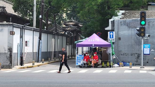 중국 베이징은 건물이 아닌 후통(동네 골목)도 입구에서 젠캉바오(헬스키트) 정보를 확인한다. 정보를 확인받지 못하면 후통에 들어갈 수 없다.(사진: 조성원 기자)