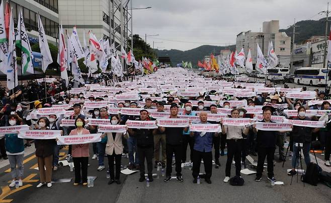 민주노총 조합원 4000여명은 8일 거제 대우조선 남문에서 ‘조선소 하청노동자 투쟁승리’ 결의대회를 진행했다. 민주노총 제공