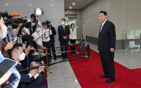 윤석열 대통령이 4일 오전 용산 대통령실 청사에서 열린 출근길 도어스테핑에서 취재진의 질문에 답하고 있다. (대통령실사진기자단) /사진=뉴스1