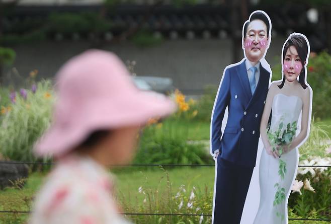 7일 서울 청와대 분수대 앞에 윤석열 대통령과 김건희 여사의 등신대가 설치되어 있다. [연합]