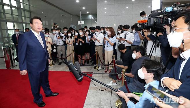 [서울=뉴시스] 홍효식 기자 = 윤석열 대통령이 8일 서울 용산 대통령실 청사로 출근하며 취재진 질문에 답하고 있다. 2022.07.08. yesphoto@newsis.com