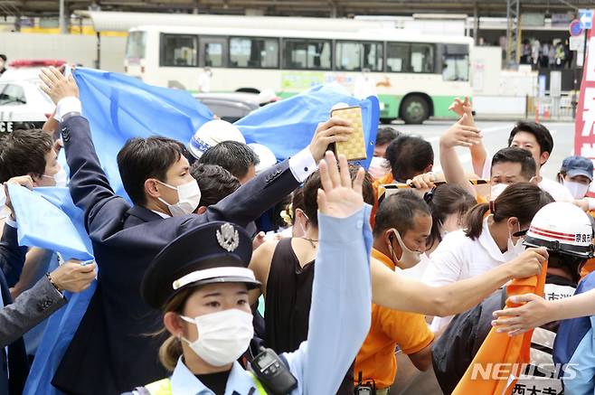 [나라=AP/뉴시스] 아베 신조(安倍晋三) 전 일본 총리가 8일 나라(奈良)시 야마토사이다이지(大和西大寺駅)역 인근에서 유세 연설을 하던 중 총에 맞아 쓰러졌다. 사진은 현장 모습. 2022.07.08.