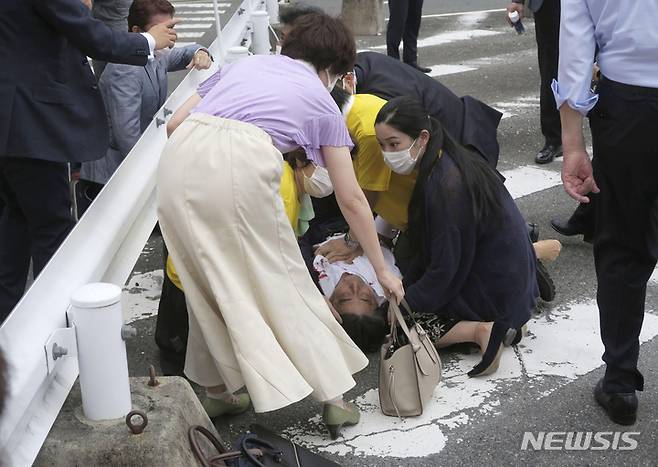 [나라=AP/뉴시스] 아베 신조 전 일본 총리가 8일 나라에서 선거 연설 중 총격으로 땅바닥에 쓰러져 있다. 2022.07.08.