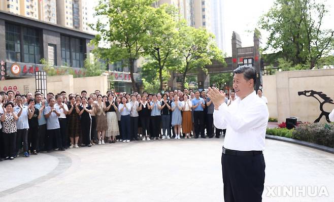 [우한=신화/뉴시스] 시진핑 중국 국가주석이 28일(현지시간) 중국 후베이성 성도 우한의 동호 첨단개발구에 있는 지위안 주택가에서 주민들과 소통하고 있다. 시 주석은 27개월 만에 우한을 방문해 '다이내믹 제로 코로나'를 재차 강조했다. 2022.06.30.