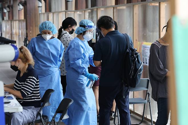 정부가 코로나19가 확산 국면으로 전환됐다고 공식 판단한 8일, 서울 송파구 보건소 선별진료소가 다시 붐비고 있다. 연합뉴스