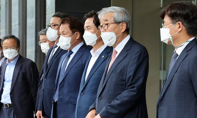 지난 7일 오후 비수도권 대학 총장들이 여의도 한국교육시설안전원에서 박순애 교육부 장관과 간담회 후 기자들의 질문에 답하고 있다. 수도권 대학 반도체 관련학과 증원에 반대하는 비수도권 '7개 권역 대학 총장협의회 연합'은 이날 박순애 장관과 여의도에서 비공개 간담회를 했다. 연합뉴스