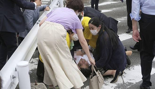 아베 신조 전 일본 총리가 8일 오전 일본 나라현 나라시 소재 야마토사이다이지역 인근 노상에 쓰러져 있다. 교도통신=연합뉴스