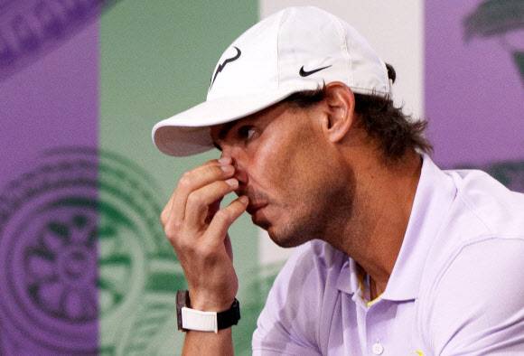 라파엘 나달이 8일 영국 올잉글랜드클럽에서 윔블던 남자단식 4강전 포기를 발표하면서 어두운 표정을 짓고 있다. [로이터 연합뉴스]