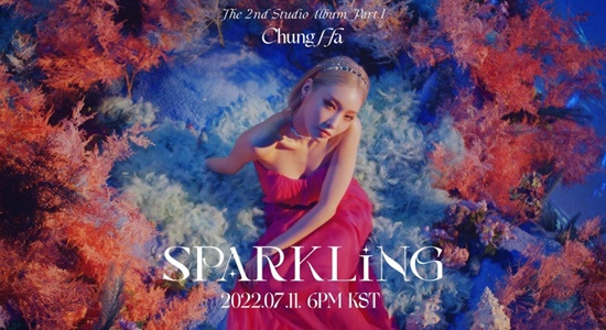 Singer Chungha has released his new song Sparkling Music Video 1st Teaser.Chungha posted the first teaser video of the second music album Bare & Rare Pt.1 (Bair & Rare Part.1) Sparkling (Sparkling) on the official SNS at midnight on the 8th.In the open video, Chungha is looking at the temple of water deep in the fishing port.There, the brilliant visual Chungha looks up with the same eyes that will fall into it at any moment.The video gives a strange sense of space as if it were in the water just by looking at it, and at the same time, it depicts a dreamy atmosphere.The trendy synthesizers arpeggio melody also completed the brilliant sound and doubled the mysterious charm of Sparkling.The production and unique concept that captures the visuals of Chungha further added the fun of the video and raised the curiosity about the main part of Music Video.The title song Sparkling is a song with Chunghas solid vocals on the speedy beat of BPM 160.Chungha, who also participated in the production and production of the entire track, truly embodies the inner story that has not been released so far through various musical genres.On this day, Music Video Teaser focuses a lot of attention on the new concept challenge and the comeback of Chungha, which predicted various sounds.Chungha will release its second music album Bare & Rare Pt.1 on the online soundtrack site before 6 pm on the 11th, and Naver NOW at 7 pm on the same day.The comeback show #OUTNOW Chungha will show a new song live stage.Photo: MNH Entertainment