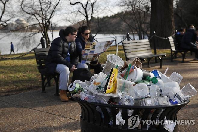 미 국립공원에 쌓여있는 플라스틱 용기들 [AP 연합뉴스 자료 사진. 재판매 및 DB 금지]