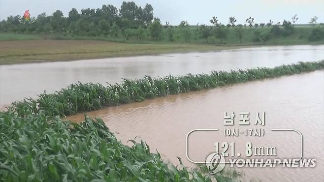 폭우로 물에 잠긴 북한 농경지 (서울=연합뉴스) 장마가 시작된 북한에 연일 폭우와 집중호우가 쏟아지고 있다. 28일 조선중앙TV는 어젯밤부터 오늘 새벽까지 평양시를 비롯한 북한 각지에서 폭우를 동반한 많은 비가 내렸다고 보도했다. 사진은 폭우로 물에 잠긴 남포시의 농경지 모습.[조선중앙TV 화면] 2022.6.28 
    [국내에서만 사용가능. 재배포 금지. For Use Only in the Republic of Korea. No Redistribution] nkphoto@yna.co.kr