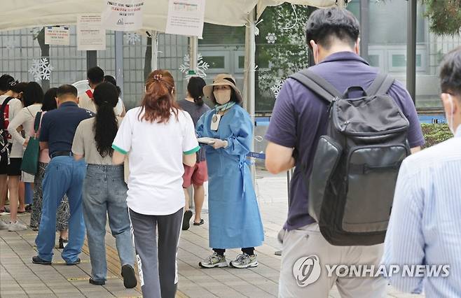 신규확진 2만명 육박…붐비는 선별진료소 (서울=연합뉴스) 한종찬 기자 = 6일 서울 서초구보건소 선별진료소에서 시민들이 검사를 받기 위해 줄을 서 있다. 2022.7.6 saba@yna.co.kr