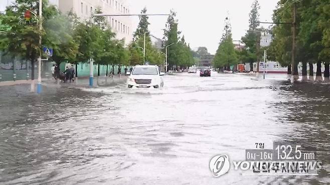 북한 신의주시 도로, 폭우에 완전히 침수 (서울=연합뉴스) 조선중앙TV는 평안북도 신의주시에 지난 7일 0시부터 오후 5시까지 132.5mm의 많은 비가 내렸다고 보도했다. 승용차와 버스 등 차량이 침수된 도로를 힘겹게 달리고 있다.[조선중앙TV 화면] 2022.7.8 
    [국내에서만 사용가능. 재배포 금지. For Use Only in the Republic of Korea. No Redistribution] nkphoto@yna.co.kr