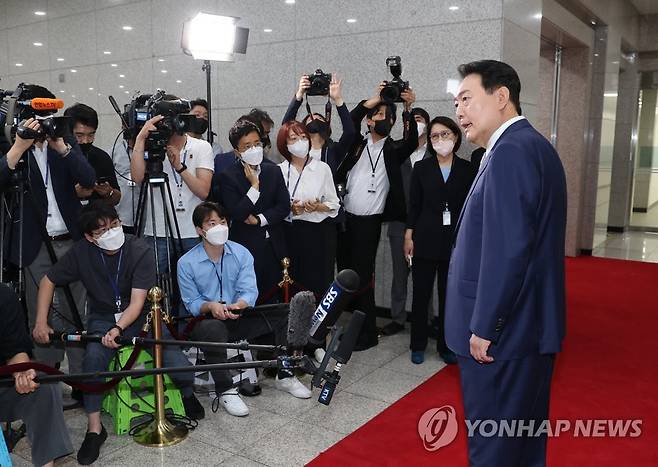 출근길 답하는 윤석열 대통령 (서울=연합뉴스) 서명곤 기자 = 윤석열 대통령이 8일 오전 서울 용산 대통령실 청사로 출근하며 취재진의 질문에 답하고 있다. 2022.7.8 seephoto@yna.co.kr