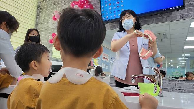 예산보건소에서 구강건강 교육받는 어린이들 [예산군 제공. 재판매 및 DB 금지]