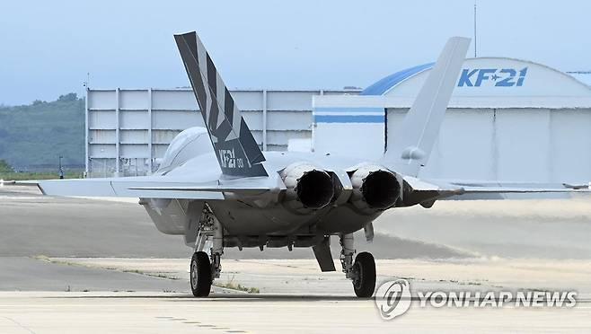 KF­21 지상 테스트 시작 (사천=연합뉴스) 한국항공우주산업이 KF­21 1호기를 생산 완료하고 지상 테스트를 시작한 지난 6일 테스트 파일럿이 Ramp Taxi를 하고 있다. 2022.7.8 [사진공동취재단] photo@yna.co.kr