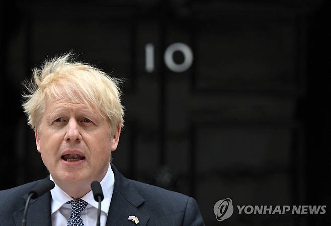 대표직 사임 발표하는 존슨 총리 (런던 AFP=연합뉴스) 보리스 존슨 영국 총리가 7일(현지시간) 런던에서 보수당 대표직 사임을 발표하고 있다. 2022.7.8