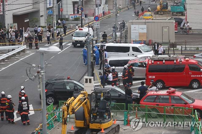 아베 전 일본 총리 피격 현장에 출동한 경찰과 구급대 (도쿄 AFP/지지통신=연합뉴스) 8일 아베 신조 전 일본 총리가 총격을 받고 쓰러진 서부 나라현 야마토사이다이지 역 인근에 경찰과 구급대원들이 출동해 있다. 아베 전 총리는 이곳에서 참의원 선거 유세 연설 도중 총에 맞아 쓰러졌으며 심폐 정지 상태인 것으로 전해졌다. 2022.7.8 leekm@yna.co.kr