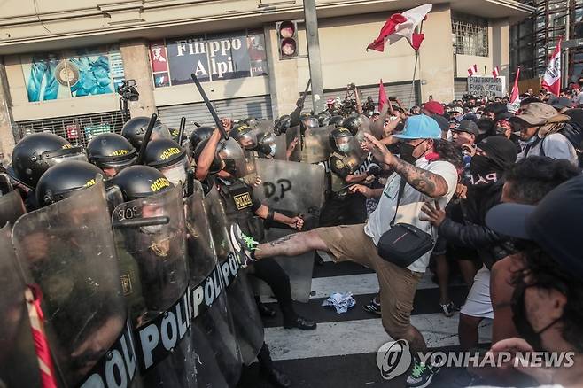 경찰과 충돌하는 '정권 퇴진' 요구 페루 시위대 [EPA/EFE 연합뉴스 자료사진. 재판매 및 DB 금지]