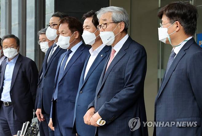 비수도권 대학총장, 교육부 장관과 간담회 (서울=연합뉴스) 한상균 기자 = 7일 오후 비수도권 대학 총장들이 여의도 한국교육시설안전원에서 박순애 교육부 장관과 간담회 후 기자들의 질문에 답하고 있다. 
    수도권 대학 반도체 관련학과 증원에 반대하는 비수도권 '7개 권역 대학 총장협의회 연합'은 이날 박순애 장관과 여의도에서 비공개 간담회를 했다. 2022.7.8 xyz@yna.co.kr