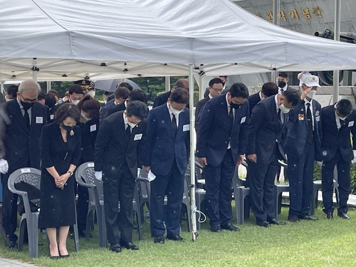 백선엽 장군 장녀 추모행사 참석 (칠곡=연합뉴스) 홍창진 기자 = 백선엽 장군 장녀인 백남희 여사(사진 앞줄 왼쪽에서 첫 번째)가 8일 내빈과 함께 추모행사에 참석했다. 2022.7.8 realism@yna.co.kr