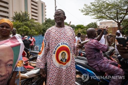 콩파오레 귀국을 환영하는 지지자들 (와가두구 AFP=연합뉴스) 7일(현지시간) 부르키나파소 수도 와가두구 공항 앞에서 블레즈 콩파오레 전 대통령 지지자들이 모여 있다. 2022.7.8 photo@yna.co.kr