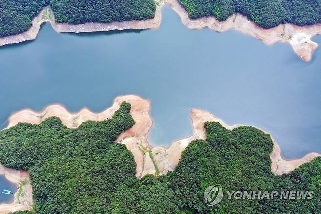 '가뭄 주의단계' 수면선 드러낸 주암댐 (순천=연합뉴스) 천정인 기자 = 8일 오전 전남 순천시 주암댐의 수심이 낮아져 갈색 수면선이 드러나 있다. 섬진강 수계 다목적댐인 주암댐은 이날부터 가뭄 주의 단계에 진입했다. 이날 오전 기준 저수율은 24%를 기록하고 있다. 2022.7.8 iny@yna.co.kr