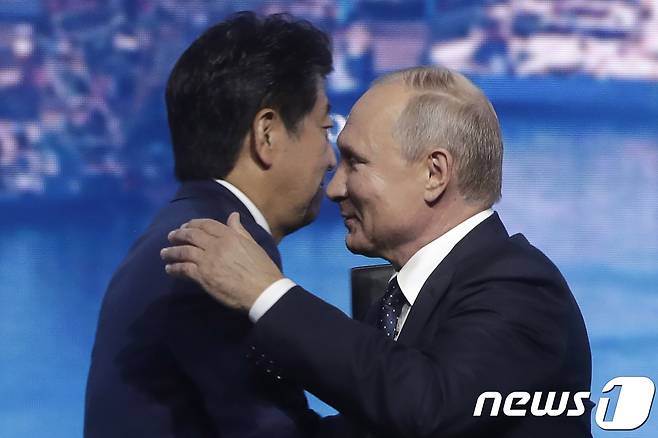 2019년 당시 아베 신조 일본 총리와 블라디미르 푸틴 러시아 대통령. © AFP=뉴스1 © News1 우동명 기자