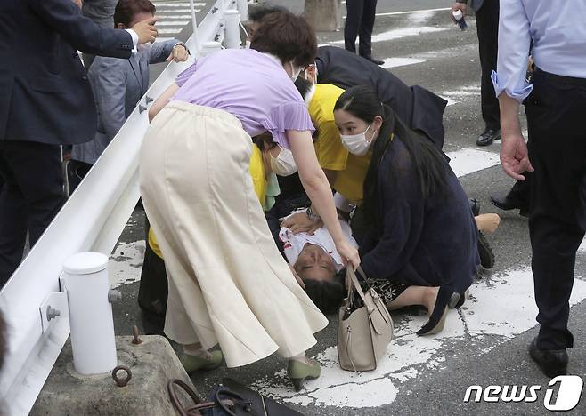 아베 신조(安倍晋三) 전 일본 총리가 8일 일본 서부 나라시에서 선거 유세 도중 총격을 맞고 쓰러져 있다. © 로이터=뉴스1 © News1