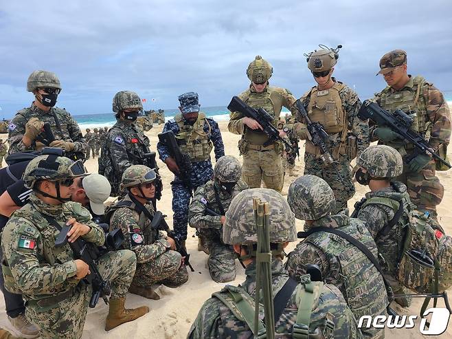 8일(현지시간) 미국 하와이 해병대 기지 내 피라미드록 해안에서 다국적 해병들이 모여 작전설명을 듣고 있다. © 뉴스1