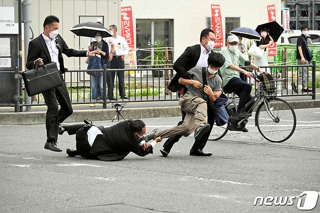 아베 신조(安倍晋三) 전 일본 총리가 8일 일본 서부 나라시에서 선거 유세 도중 총격을 맞고 쓰러진 가운데, 용의자가 현장에서 제압당하고 있다. © 로이터=뉴스1 © News1 정윤영 기자