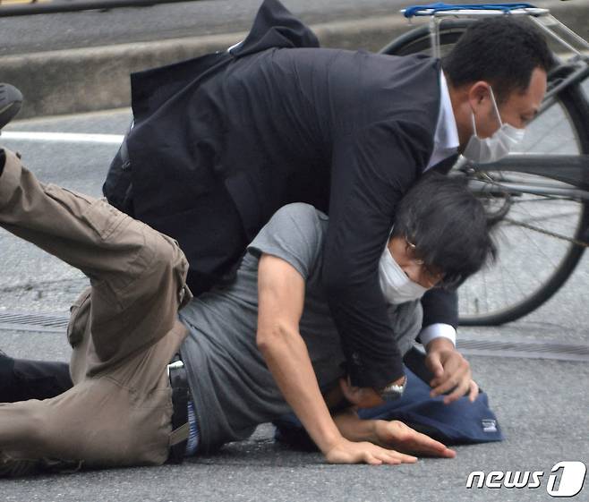 8일 (현지시간) 일본 나라에서 참의원 선거 유세를 하는 아베 신조 전 총리를 총기로 저격한 해상 자위대원 출신의 용의자가 체포되고 있다. © 로이터=뉴스1 © News1 우동명 기자