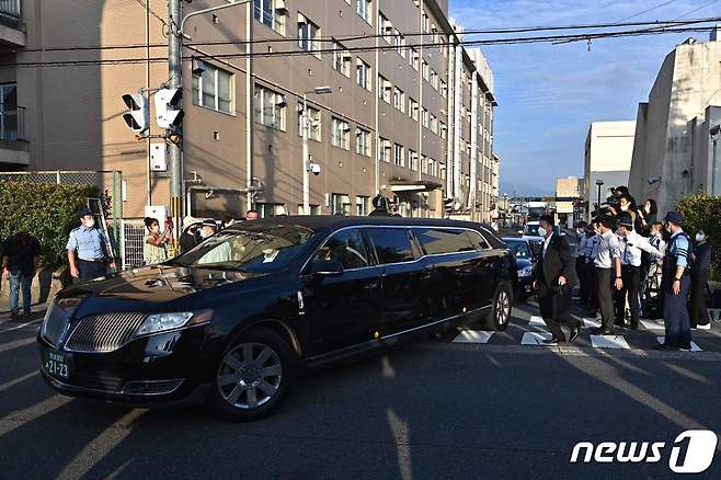 아베 신조 전 일본 총리가 선거 유세중 총에 맞고 숨진 다음날인 9일 일본 나라시에서 아베 전 총리의 시신을 이송하는 운구차로 추정되는 차량이 나라현립의과대학 병원을 나서고 있다. © AFP=뉴스1 © News1 이성철 기자