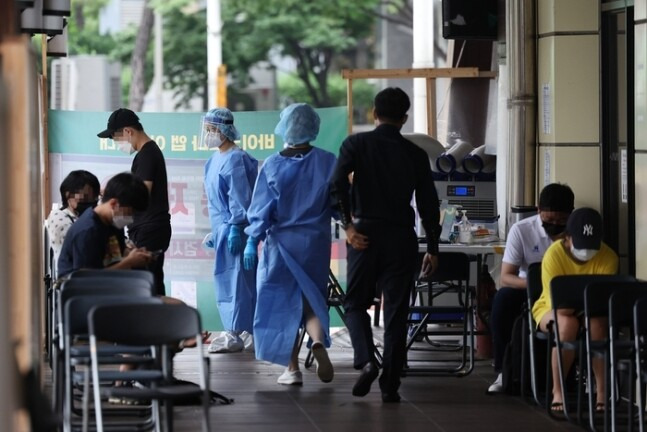 지난 8일 서울 송파구 보건소 선별진료소에서 시민들이 검사를 받기 위해 대기하고 있다. 연합뉴스.