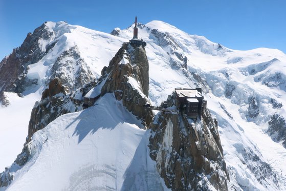 몽블랑을 가까이서 조망하고 싶다면 케이블카를 타고 에귀디미디 봉우리(3842m)에 오르면 된다. 사진 프랑스관광청
