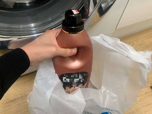 환경부와 한국폐기물협회는 많은 양의 세제가 남은 경우 통째로 종량제봉투에 버리도록 안내하고 있다. 김민영 인턴기자