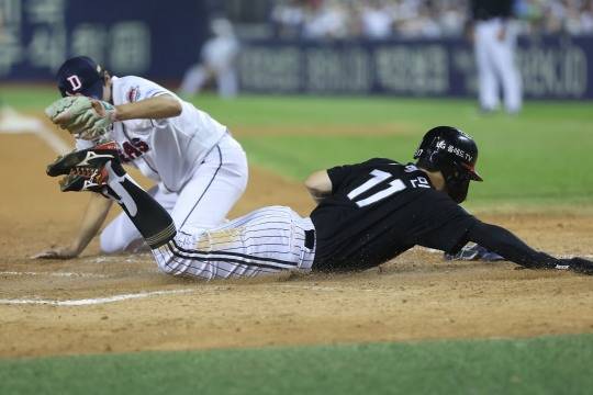 9일 잠실 LG-두산전. LG의 박해민이 6회초 2루에서 두산 투수 정철원이 폭투를 범하는 사이 빠른 발을 이용해 홈까지 쇄도해 세이프되고 있다.[LG 트윈스 제공]