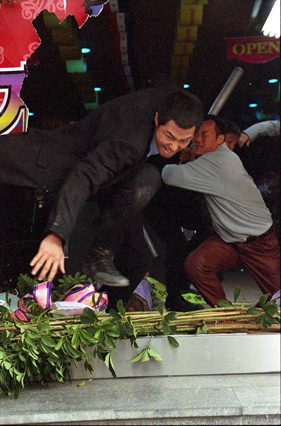 조폭영화를 준비하던 민호가 병두에게 접근한 건 시나리오에 리얼리티가 필요했기 때문이다. 병두 역시 친구가 잘되길 바라기 때문에 취재에 적극적으로 응해준다. 그러나 어느 날 병두의 비밀 이야기를 들은 민호는 그것을 영화화하고 싶은 유혹을 강렬하게 받는데, 거기엔 그가 원한 `나약한 인간으로서의 조폭`이 갖는 진짜 고민이 들어 있었기 때문이다. <사진 제공=CJ ENM>